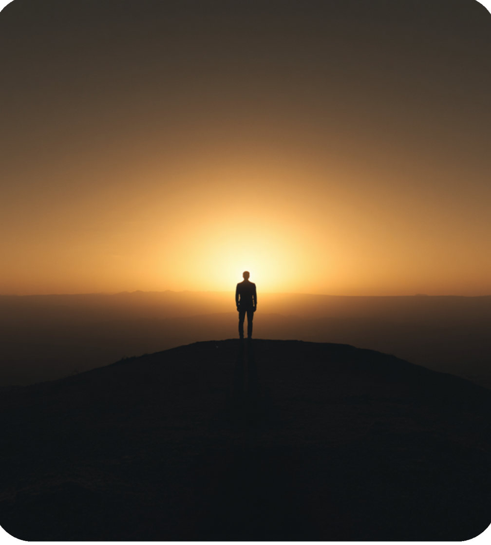 Silhouette face au lever du soleil au sommet d'une colline